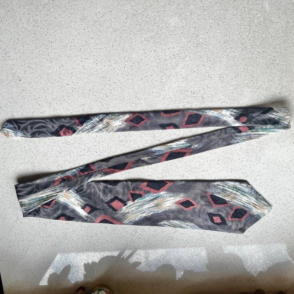 Halston III Necktie  Abstract Pattern  3 7/8" Wide Vintage Silk Y2K Geometric